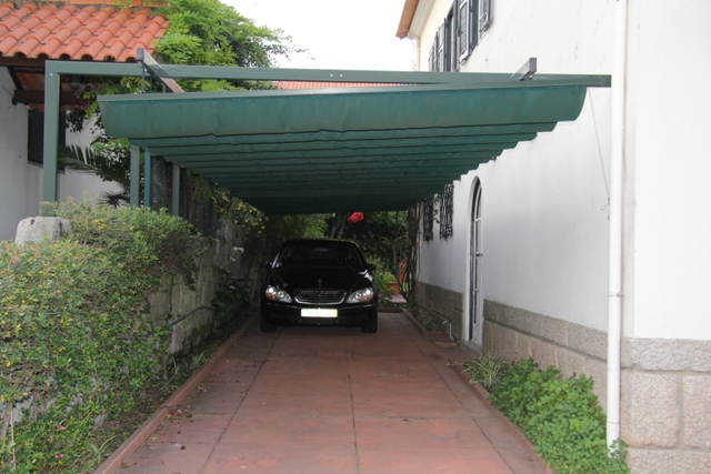 Toldo criado para o exterior de uma casa em Cristo-Rei para funcionar como cobertura de automóveis.Estrutura em aço.