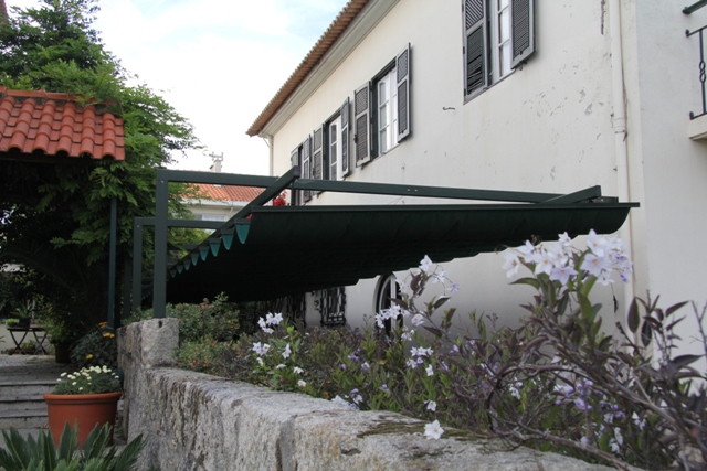 Toldo criado para o exterior de uma casa em Cristo-Rei para funcionar como cobertura de automóveis.Estrutura em aço.
